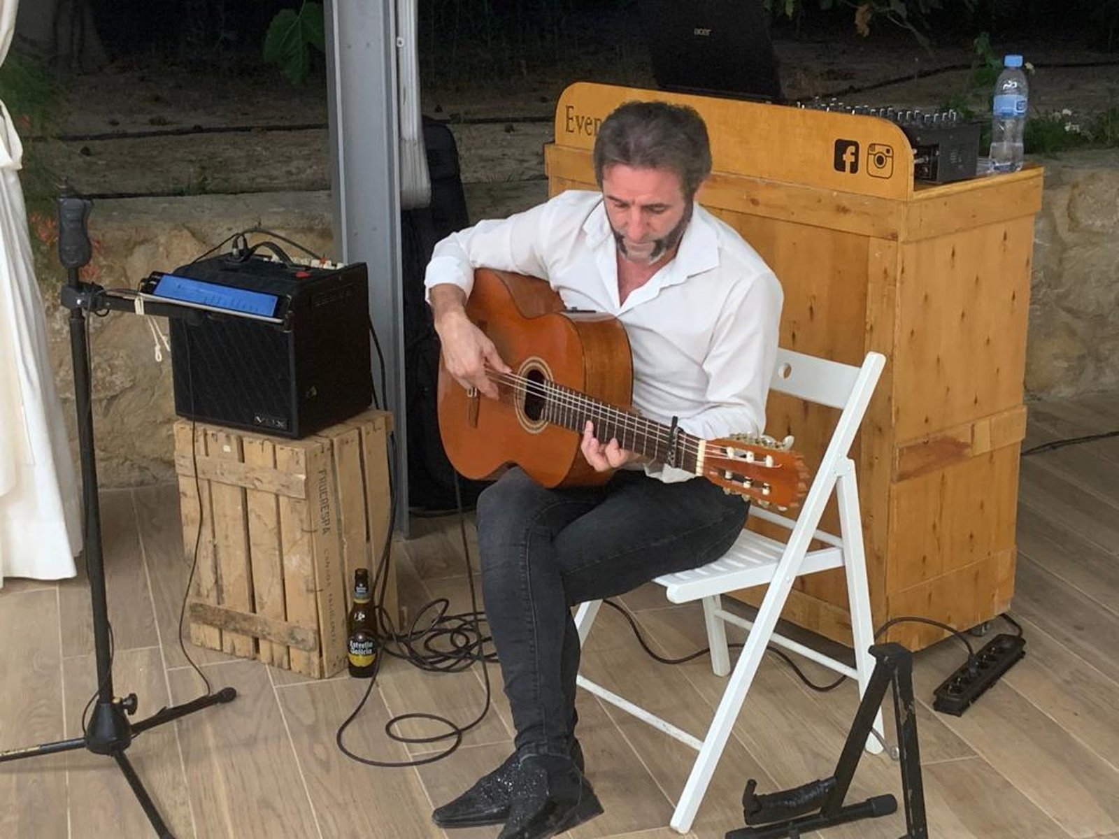 Kike tocando la guitarra española en una boda