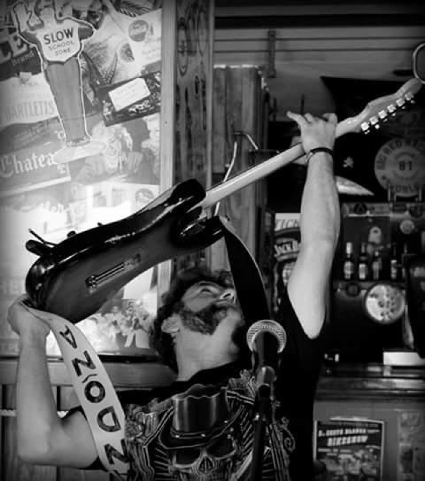 Kike con la guitarra eléctrica en alto